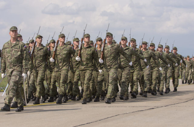 Vojaci sa nemôžu združovať v odboroch, Patakyová sa obrátila na ústavný súd