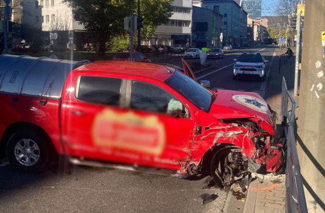 Opitý vodič poškodil autá na Košickej ulici v Bratislave, nafúkal takmer tri promile (foto)