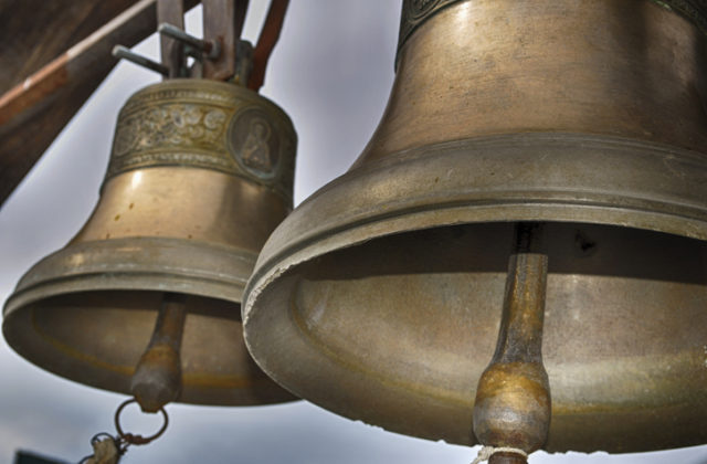 Katolícke kostoly rozoznejú zvony na dvanásť minút, ohlásia príchod pápeža