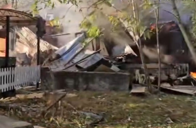 Pri útoku Rusov na centrum Chersonu zomreli dvaja ľudia, úder zasiahol aj nemocnicu (video)