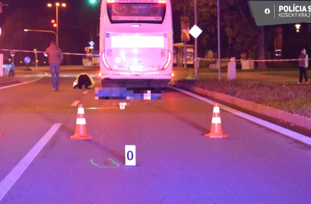 Chodec neprežil zrážku s autobusom, druhý život vyhasol pod kolesami auta