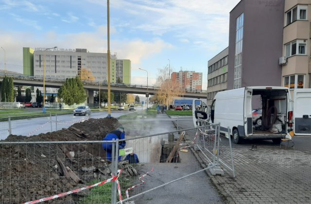 Havária horúcovodu v Humennom odstavila od dodávok tepla a vody zhruba tisíc bytov, za všetko môže skorodované potrubie (foto)