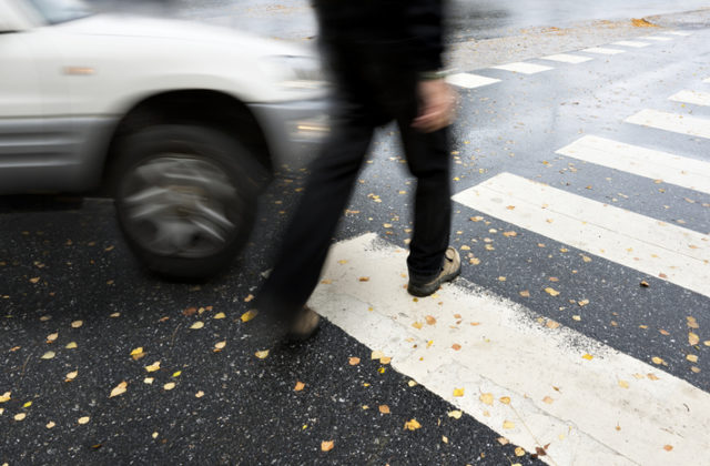 Opitý muž spadol z chodníka rovno pod kolesá auta, vodič už nestihol zareagovať