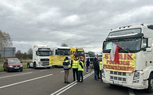 Kamionisti hrozia blokádou, kolabuje doprava na najprísnejšie stráženej slovenskej hranici