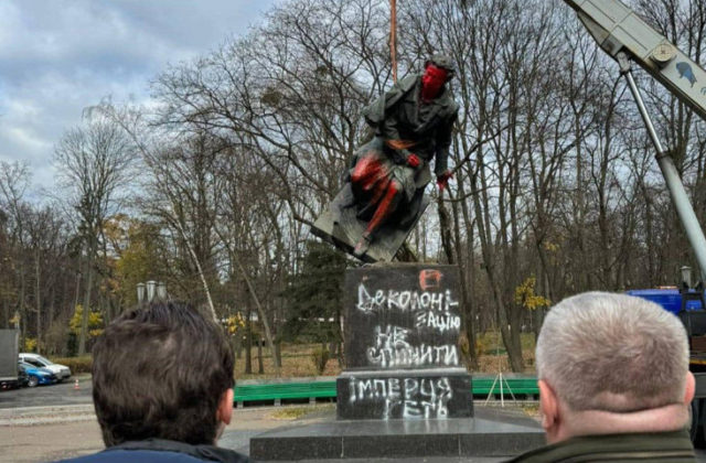 Kyjev odstránil pamätník ruského spisovateľa Puškina, nebol súčasťou ukrajinskej kultúry (video)