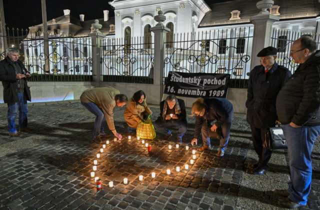 Deň boja za slobodu a demokraciu je štátnym sviatkom až od roku 2001, dovtedy bol na Slovensku len pamätným dňom