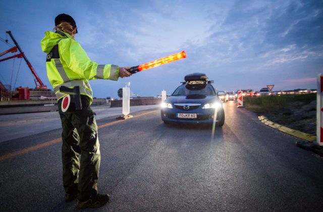 Polícia musela uzavrieť diaľnicu D1 pri Senci, z bioplynovej stanice unikla nebezpečná látka