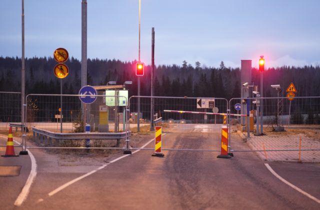 Fínsko okrem jedného zatvorilo hraničné priechody s Ruskom, susediace krajiny Moskvu obvinili z hybridnej vojny