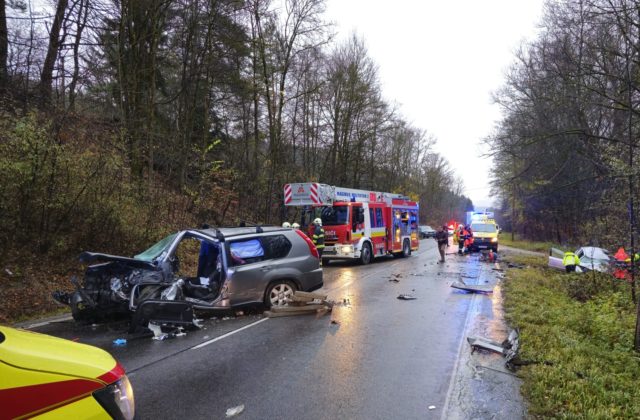 Čelná zrážka si vyžiadala život dvoch mladých vodičov, jeden zraneniam podľahol na mieste (foto)