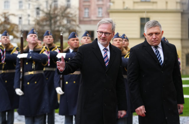 Ficovu návštevu Prahy sprevádzajú viaceré špekulácie, zasiahnuť vraj musela Čaputová