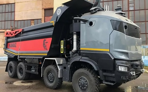 Kamaz vyvíja autonómny sklápač Atlant 49. Auto s kódovým označením Robocop pôjde do výroby