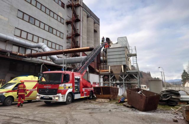 V zlievarni v Hronci stratil pracovník vedomie. Na pomoc mu prišli všetky záchranné zložky (video)