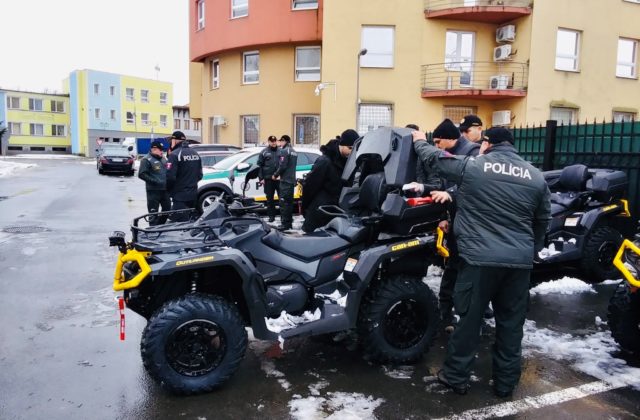 Hraničnej a cudzineckej polícii v Sobranciach pribudli nové štvorkolky a terénne vozidlá (foto)