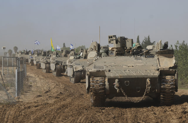 Izrael a Hamas sa navzájom obvinili z porušenia prímeria, v Pásme Gazy vybuchli na dvoch miestach výbušné zariadenia