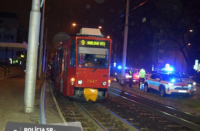 Vážna nehoda v Bratislave, električka zrazila kuriéra na bicykli (foto)