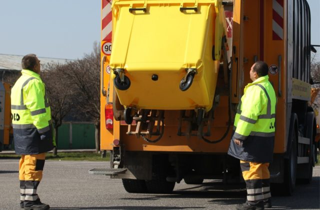 Zavinšujú a vypýtajú si peniaze alebo iné dary. Bratislavská spoločnosť OLO upozorňuje na falošných smetiarov