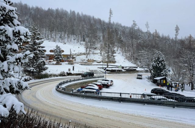 Meteorológovia varujú pred poľadovicou aj snežením, pre viacero okresov sú vydané výstrahy druhého stupňa