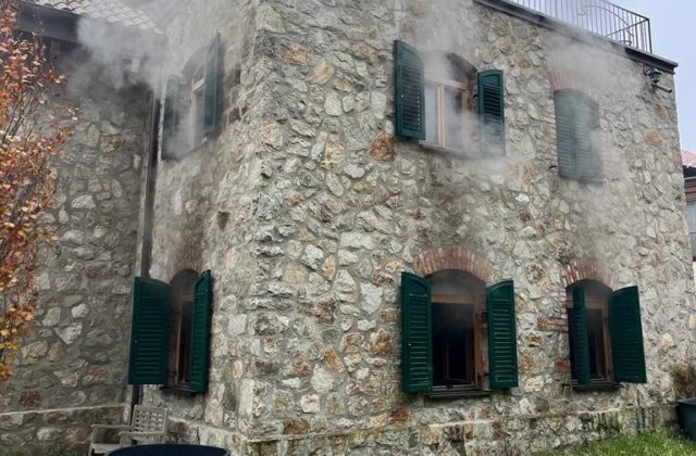 Hasiči zasahovali pri požiari rodinného domu v Devíne. Škody odhadli na 50-tisíc eur (foto)