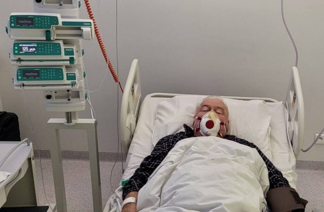 Exprezident Wałęsa má ťažký priebeh ochorenia COVID-19, zverejnil fotografiu z nemocnice