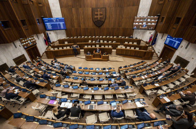 Poslanci si opäť predĺžili rokovací čas, rozprava o kompetenčnom zákone bude zrejme až do polnoci