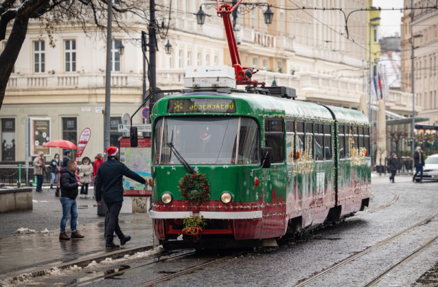 Do ulíc Bratislavy vyrazila Vianočná električka aj smetiarske auto, Bratislavčanov poteší bezplatná jazda (foto)