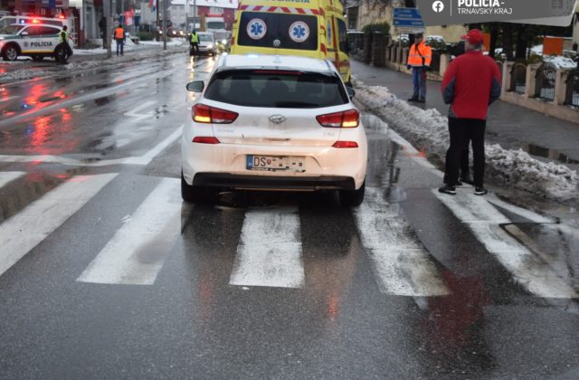 Ženu s dvoma deťmi zrazilo auto na priechode pre chodcov, skončili v nemocnici (foto)