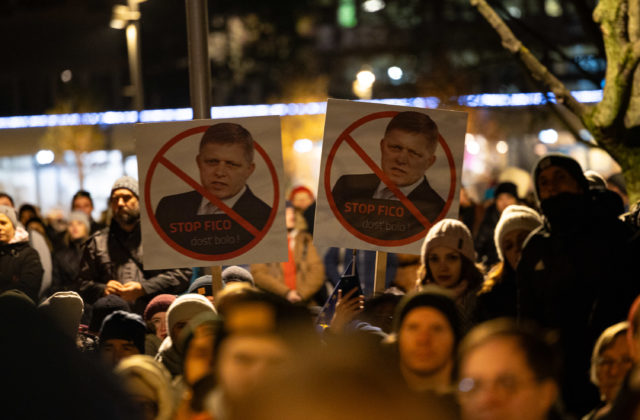 Na opozičnom proteste pred parlamentom sa zišli desiatky ľudí, Matovič vystúpil s príhovorom (video+foto)