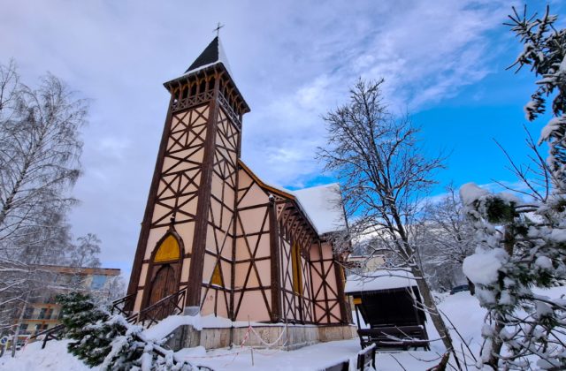 Vežu ikonického kostolíka vo Vysokých Tatrách zachraňujú, je v predhavarijnom stave (video+foto)