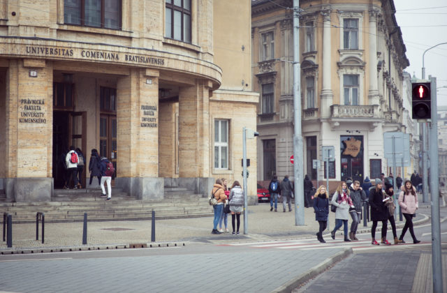 Robíte z nás terče, odkazujú študenti Právnickej fakulty UK dekanovi Burdovi v otvorenom liste