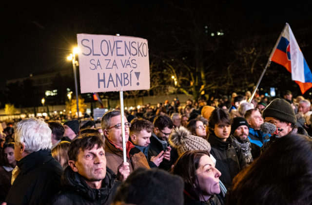 Protesty Zastavme ich! budú pokračovať. Fico takýto odpor nečakal, podľa Gröhlinga sa šíria reči o jeho nervozite (video)