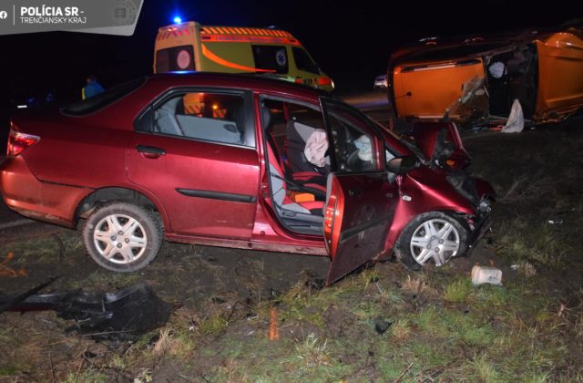 Večerná zrážka dvoch áut si vyžiadala ľudský život, 55-ročná vodička nemala šancu prežiť (foto)