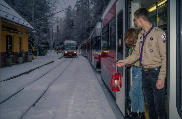 Skauti roznášajú Betlehemské svetlo do železničných zastávok a staníc, ľudia si môžu plamienok odpáliť a vziať domov (foto)