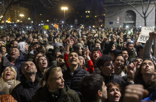 Srbská opozícia vyšla po voľbách do ulíc. Protestujúci hádzali vajcia, paradajky a prerazili aj plot (foto)