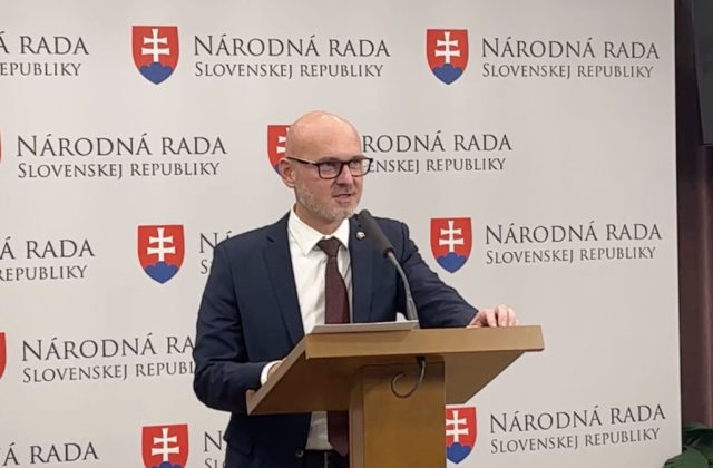 Gröhling o vzniku nového ministerstva: Vláda nafukuje štátny aparát a ľuďom odkazuje, že sa majú uskromniť (video)