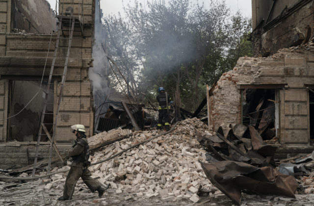 Ruské bombardovanie mesta Nikopoľ zabilo civilistky, 86-ročného muža našli v troskách