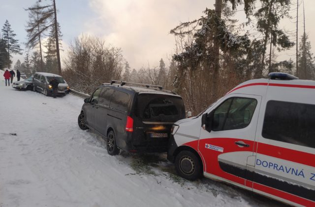 Snehové záveje zapríčinili uzavretie ciest v okrese Poprad, SHMÚ vydal pre postihnuté obce výstrahu prvého stupňa