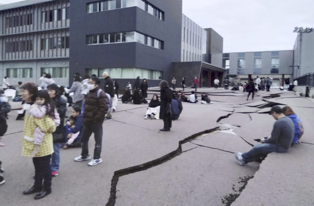 Po sérii zemetrasení v západných oblastiach Japonska vydali úrady výstrahy pred cunami