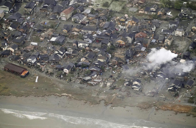 Zemetrasenie v Japonsku zničilo tisíce budov a áut, o život prišlo najmenej 30 ľudí (video)