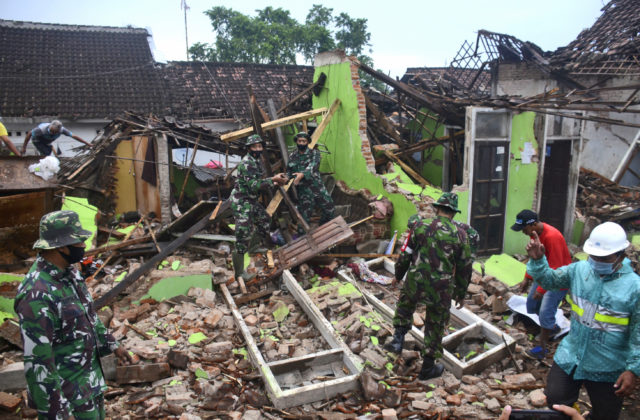 Zemetrasenie na indonézskom ostrove Jáva si pripísalo ďalších mŕtvych, poškodilo vyše tisíc budov