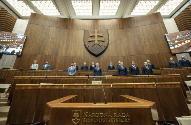 Poslanci parlamentu sa opätovne pokúsia zvoliť kandidátov na sudcu ústavného súdu
