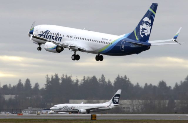 Americké úrady po incidente letu Alaska Airlines uzemnili 171 lietadiel, kontrola jedného trvá od štyroch do osem hodín