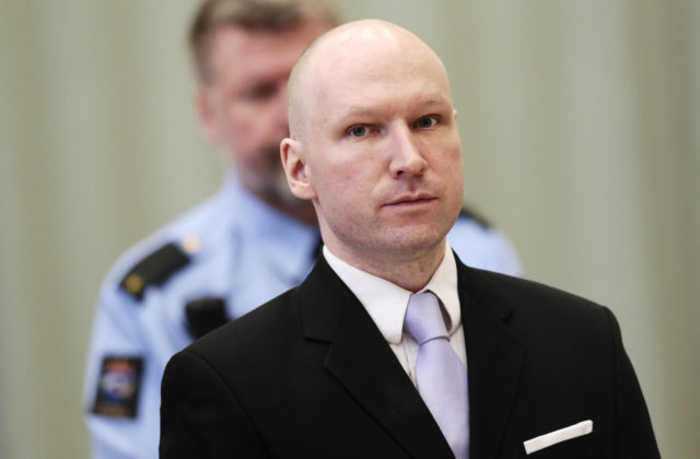 Masový vrah Breivik sa znova pokúša žalovať nórsky štát za porušovanie ľudských práv, vadí mu samotka