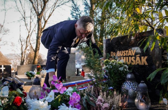 Fico položil kvety na hrob Husáka, organizácia Post Bellum odmieta adorovanie komunistických vodcov (foto)