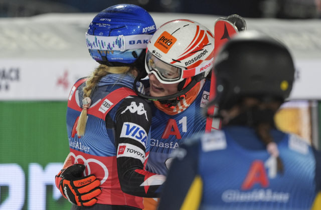 Nočný slalom vo Flachau rozhodlo 27 stotín, Shiffrinová v cieli so slzami a Vlhovej sa zlomila bránka (foto)