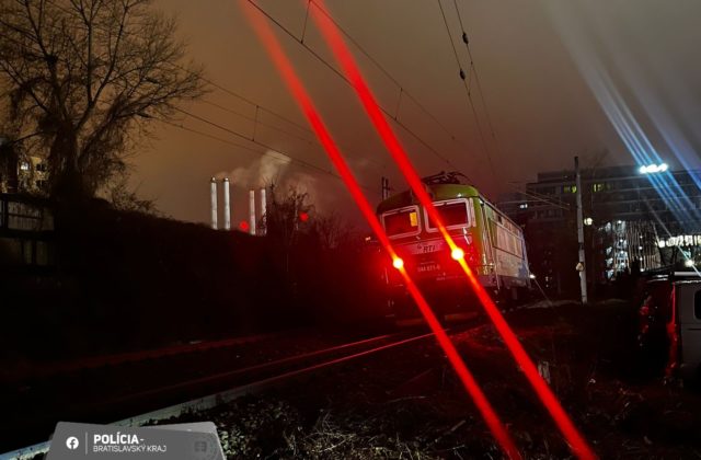 Muž vošiel do koľajiska rovno pod prichádzajúci vlak, zrážku neprežil