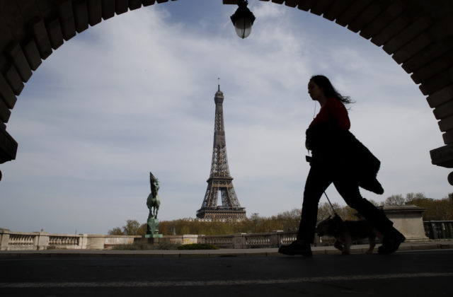 Parížska polícia hľadá strelca, usmrtil osobu pri miestnej nemocnici
