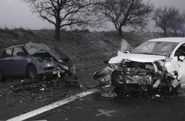 Vodič prešiel s autom do protismeru, vážnym zraneniam podľahol (foto)