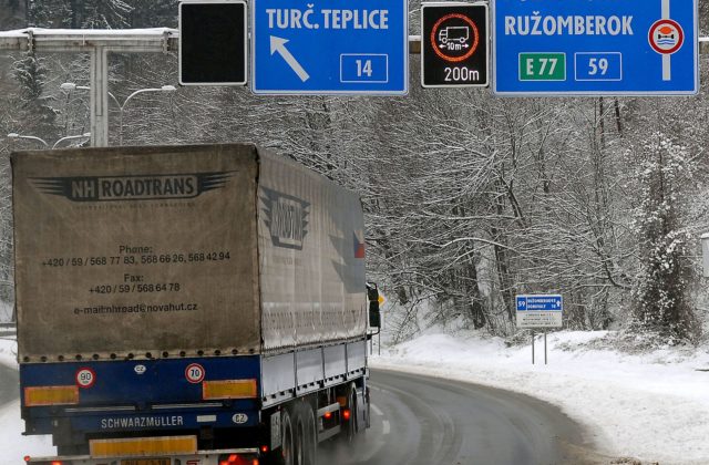 Donovaly sú pre vozidlá nad 10 metrov uzavreté, počasie robí problémy aj v Trnavskom kraji