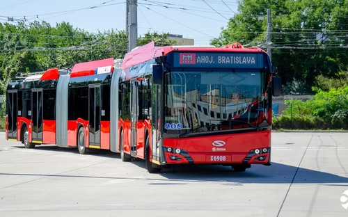 Dopravný podnik Bratislava testuje megatrolejbus s kapacitou 180 cestujúcich