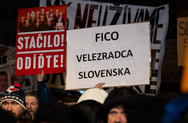 Bratislavčania nemusia nikoho povzbudzovať, odkazuje Bútora, počet účastníkov na protestoch v Poprade postupne rastie (video+foto)
